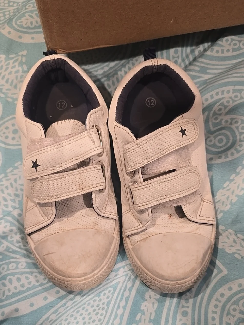 ❤️10/$13 Kids White Velcro Sneakers with Star Accent